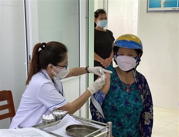 Во Вьетнаме зарегистрировали более 2.000 случаев заболевания COVID-19 19 апреля hinh anh 1