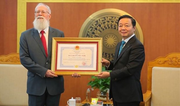 Награждение медалью Дружбы советника Министерства природных ресурсов и окружающеи среды доктора Маикла Парсонса hinh anh 1