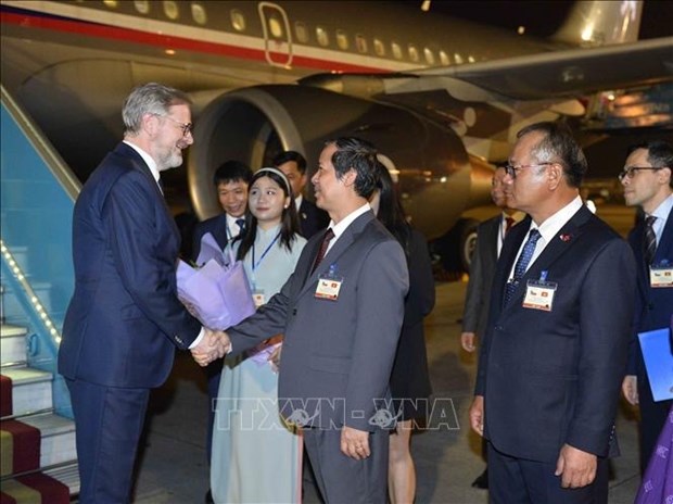 Премьер-министр Чехии прибыл во Вьетнам с официальным визитом hinh anh 1