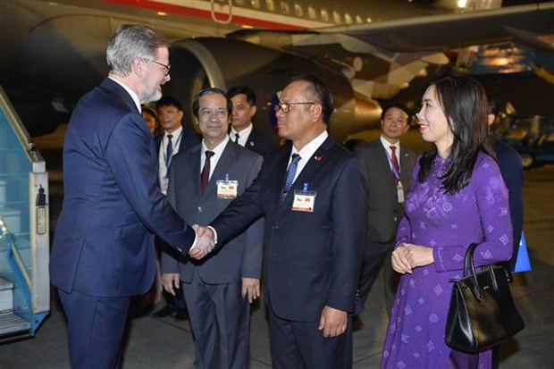 Премьер-министр Чехии прибыл во Вьетнам с официальным визитом hinh anh 2