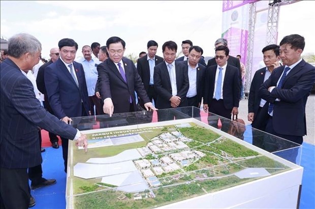 Председатель Национального собрания Вьетнама и Кубы открыли два завода в Зоне особого развития Мариэль hinh anh 2