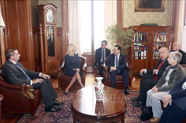 Председатель НС провел переговоры с руководителями парламента Уругвая hinh anh 2