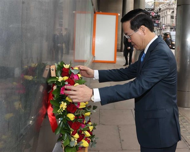 Президент Во Ван Тхыонг возложил цветы к Мемориальному морю Дяди Хо в Лондоне hinh anh 1