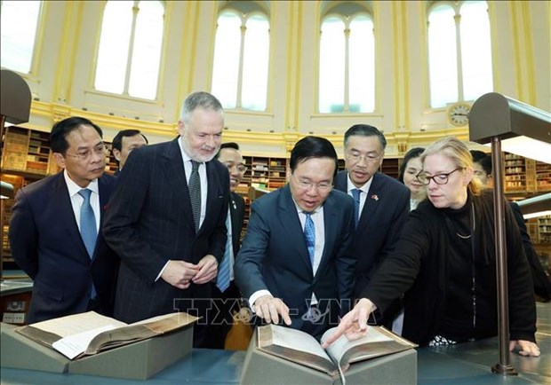 Президент Во Ван Тхыонг посетил Британскии музеи hinh anh 1