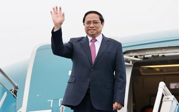 Премьер-министр Фам Минь Тьинь отправляется на 42-и саммит АСЕАН hinh anh 1