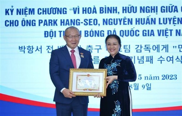 VUFO вручает знак отличия тренеру Пак Ханг Сео hinh anh 1