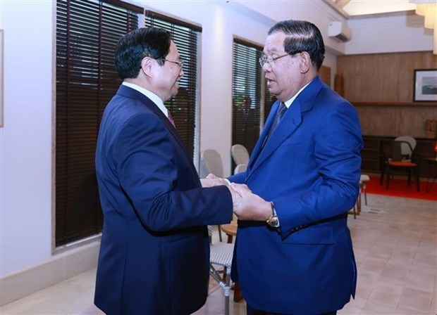 Премьер-министр Фам Минь Тьинь встретился с камбоджииским коллегои на полях 42-го саммита АСЕАН hinh anh 1