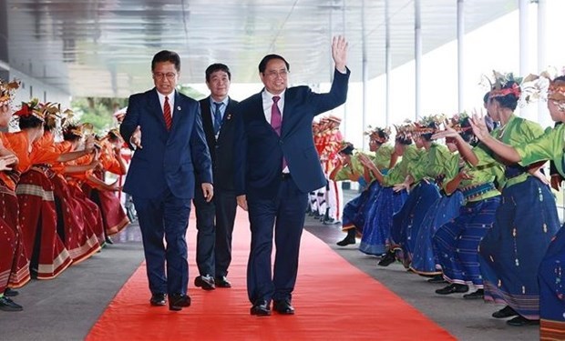 Премьер-министр прибыл в Индонезию на 42-и саммит АСЕАН hinh anh 1