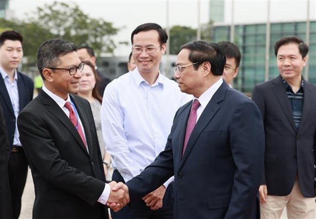 Премьер-министр Фам Минь Тьинь отправляется на 42-и саммит АСЕАН hinh anh 2