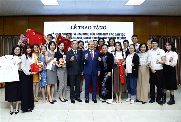 VUFO вручает знак отличия тренеру Пак Ханг Сео hinh anh 2