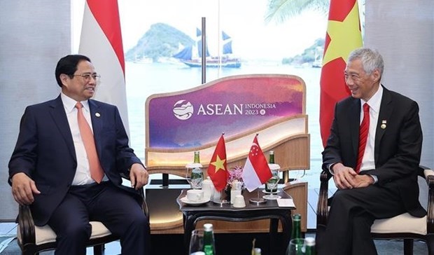 Премьер-министры Вьетнама и Сингапура встретились в Индонезии hinh anh 1