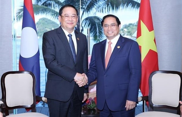 42-и саммит АСЕАН: премьер-министр Фам Минь Тьинь встретился с премьер-министром Лаоса Сонексаем Сипандоне hinh anh 1