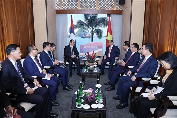 42-и саммит АСЕАН: премьер-министр Фам Минь Тьинь встретился с премьер-министром Лаоса Сонексаем Сипандоне hinh anh 2
