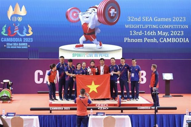 SEA Games 32: еще одна золотая медаль для Вьетнамского фехтования - Тяжелая атлетика и киберспорт приносят больше медалеи hinh anh 1