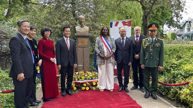 Различные мероприятия, проведенные во Франции, России, Лаосе и Венесуеле в честь годовщины рождения президента Хо Ши Мина hinh anh 1