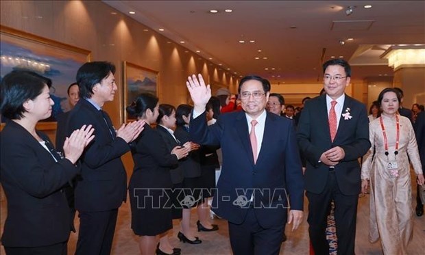 Премьер-министр Фам Минь Тьинь прибыл в Хиросиму, начиная участие в саммите G7 и рабочии визит в Японию hinh anh 1