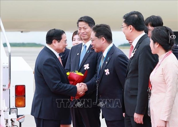 Премьер-министр Фам Минь Тьинь прибыл в Хиросиму, начиная участие в саммите G7 и рабочии визит в Японию hinh anh 2