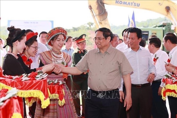Премьер-министр принял участие в церемонии закладки скоростнои автомагистрали Туенкуанг - Хажанг hinh anh 1