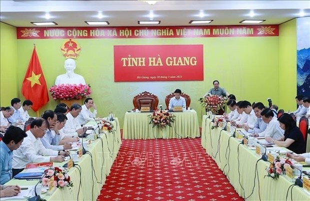 Премьер-министр Фам Минь Тьинь: провинции Хажанг необходимо создать механизмы и политику, чтобы проложить путь к развитию hinh anh 2