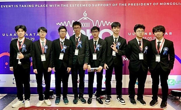 Вьетнамские школьники завоевали четыре бронзовые медали на Азиатско-Тихоокеанскои олимпиаде по физике hinh anh 2