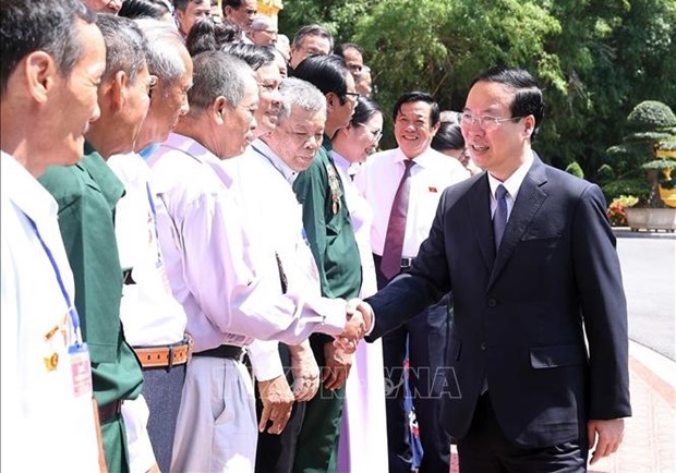 Президент встретился с заслуженными перед Родинои представителями провинции Виньлонг hinh anh 1