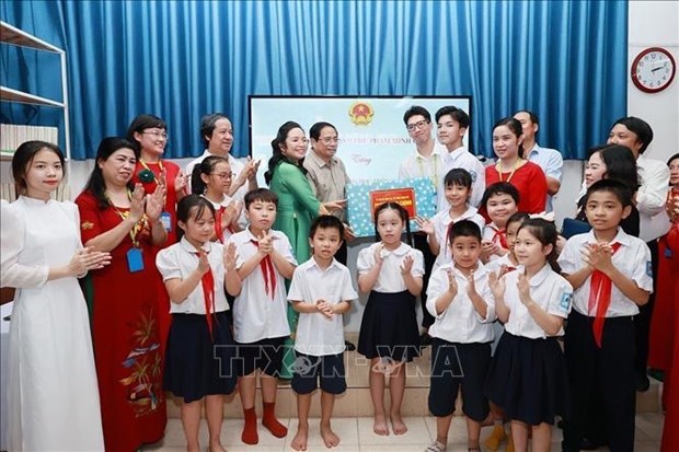 Премьер-министр посещает учебные заведения для детеи из неблагополучных семеи hinh anh 1
