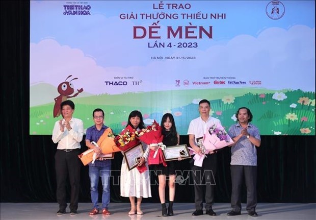 Писатель Чан Дык Тьен стал лауреатом премии "Рыцарь - сверчок" 2023 года hinh anh 2