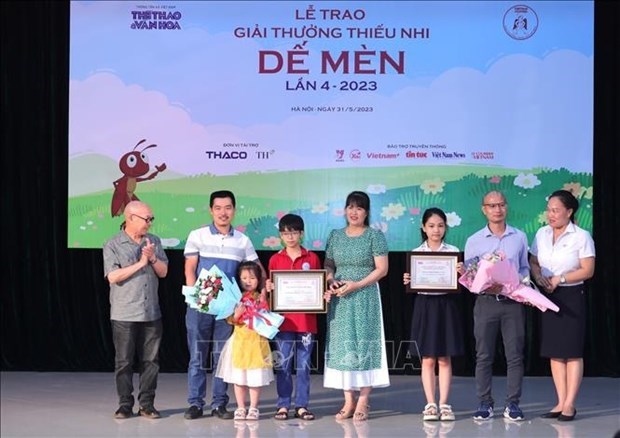 Писатель Чан Дык Тьен стал лауреатом премии "Рыцарь - сверчок" 2023 года hinh anh 3