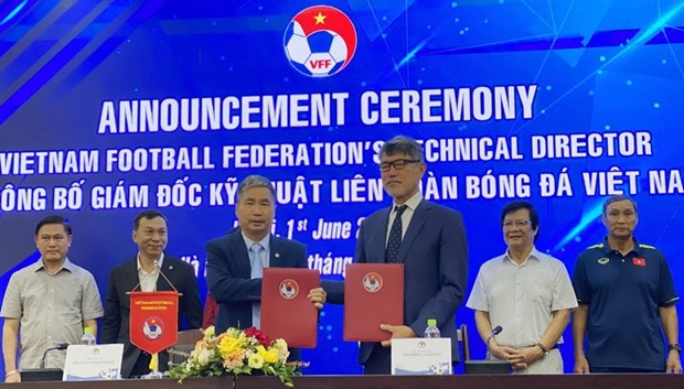 Федерация футбола Вьетнама подписала контракт с японским техническим директором hinh anh 2