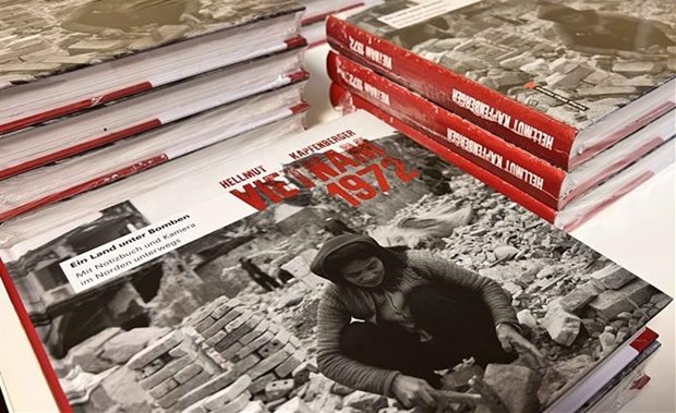 Немецкии журналист публикует новую книгу о воине во Вьетнаме в 1972 году hinh anh 2