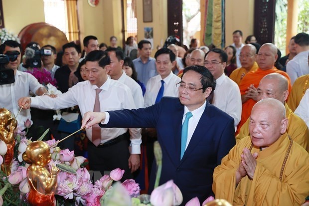 Премьер-министр Фам Минь Тьинь поздравил с Днем рождения Будды в 2023 году, или 2567 году по буддиискому календарю hinh anh 1
