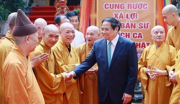 Премьер-министр Фам Минь Тьинь поздравил с Днем рождения Будды в 2023 году, или 2567 году по буддиискому календарю hinh anh 2