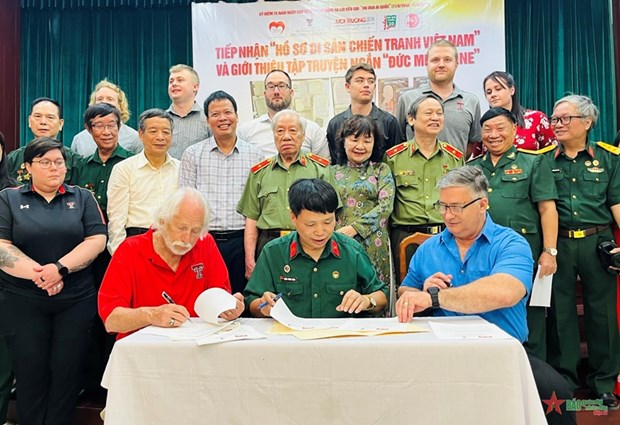 Центр в США передал семьям артефакты вьетнамских погибших солдат hinh anh 2