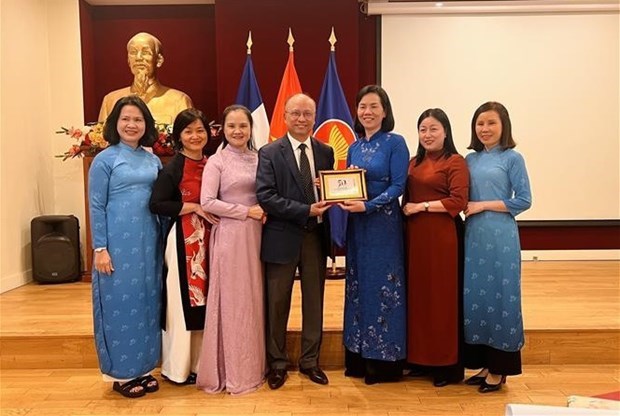 Делегация Союза женщин Вьетнама находится с рабочим визитом во Франции hinh anh 3