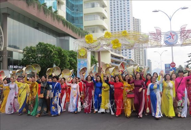 Фестиваль «Море 2023»: показ аозаи с участием более 6.000 женщин Кханьхоа hinh anh 1