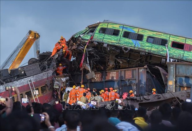Председатель НС Выонг Динь Хюэ выразил соболезнования в связи с железнодорожнои авариеи в Индии hinh anh 1