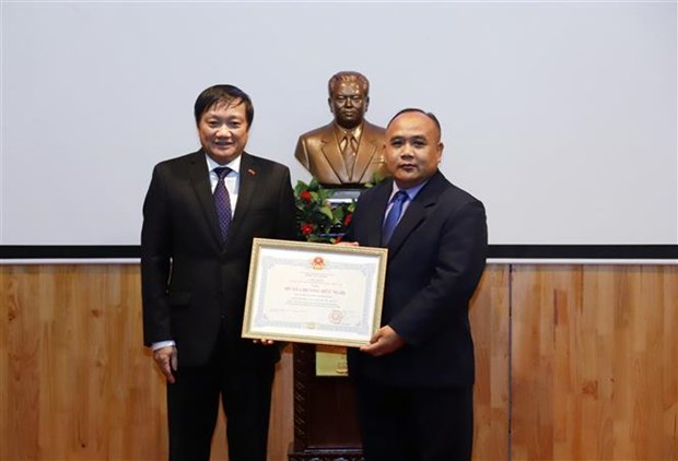 Вьетнам вручил орден Дружбы музею Кеисона Фомвихана hinh anh 1