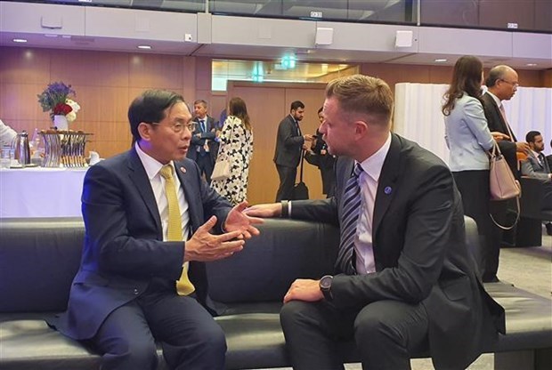 Вьетнам активно продвигает сотрудничество с Великобританиеи, Гонконгом (Китаи) и Литвои hinh anh 3