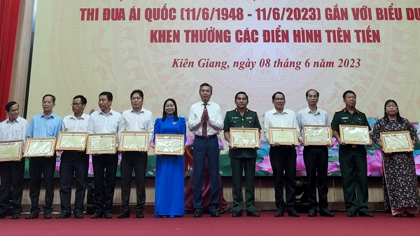 Киенжанг похвалил 62 передовых лиц в патриотических движениях hinh anh 1