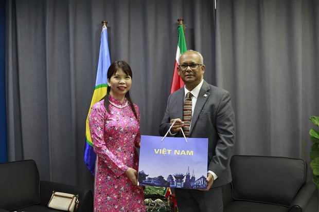 Правительство Суринама высоко оценило выдающееся развитие Вьетнама hinh anh 1