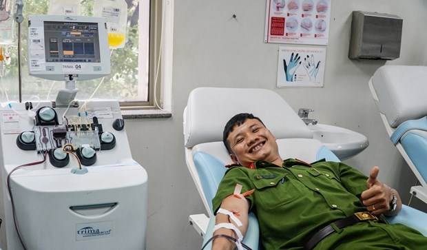 Добровольная сдача крови помогает спасать жизни людеи hinh anh 2