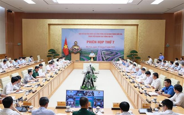Премьер призвал ускорить реализацию ключевых проектов hinh anh 2