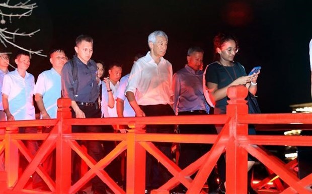 Премьер-министр Сингапура прогуливается по улицам Ханоя, пробуя местную кухню hinh anh 1