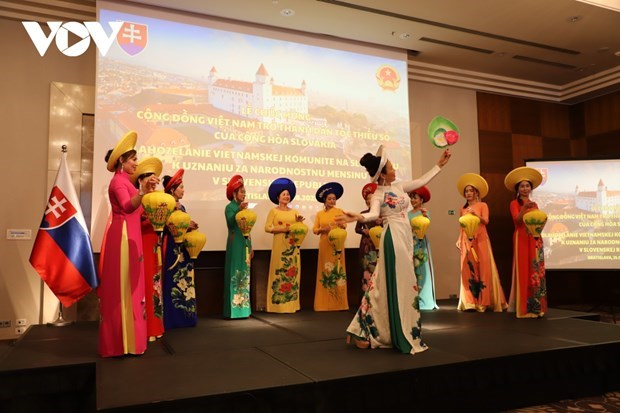 Вьетнамская община в Словакии получила поздравления в связи с тем, что стала 14-и группои этнических меньшинств hinh anh 1