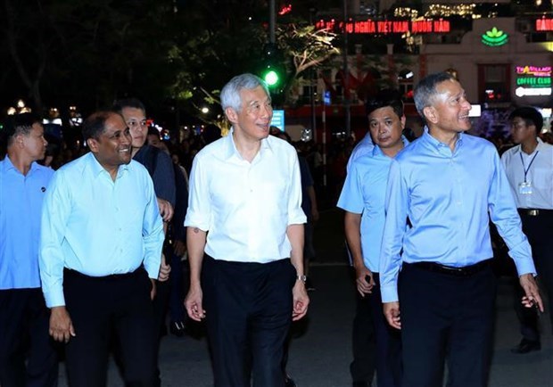 Премьер-министр Сингапура прогуливается по улицам Ханоя, пробуя местную кухню hinh anh 2