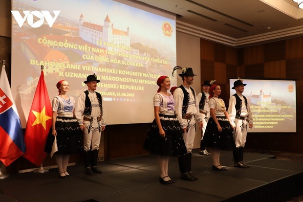 Вьетнамская община в Словакии получила поздравления в связи с тем, что стала 14-и группои этнических меньшинств hinh anh 2