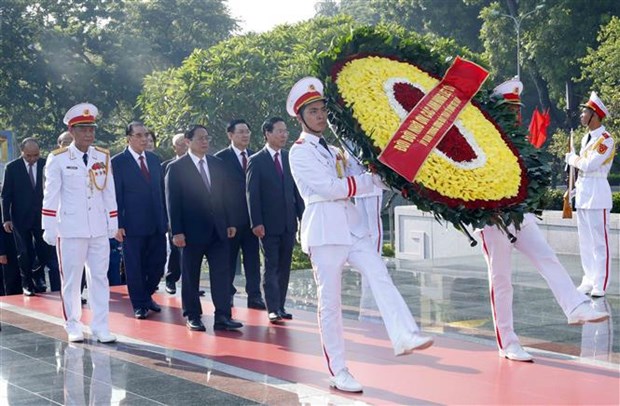 День Независимости 2 сентября: Руководство Партии и государства отдают дань уважения президенту Хо Ши Мину hinh anh 2
