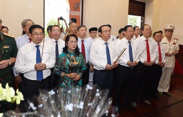 День Независимости 2 сентября: Руководство Партии и государства отдают дань уважения президенту Хо Ши Мину hinh anh 3