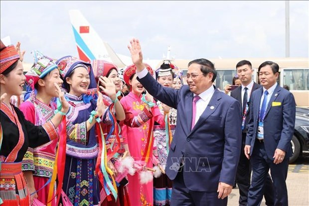 Премьер-министр Фам Минь Тьинь прибыл в Ханои, успешно завершив свою рабочую поездку для участия в CAEXPO и CABIS в Наньнине, Китаи hinh anh 1