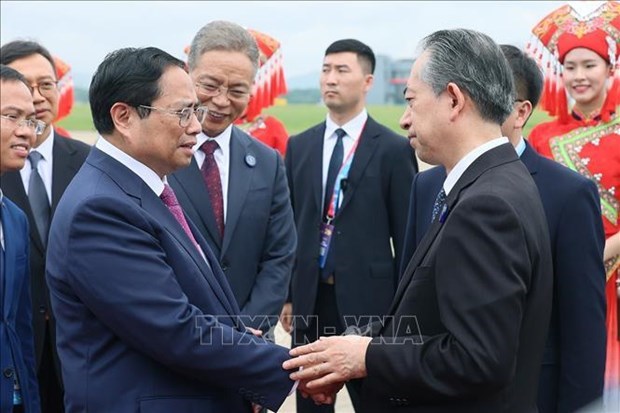 Премьер-министр Фам Минь Тьинь прибыл в Ханои, успешно завершив свою рабочую поездку для участия в CAEXPO и CABIS в Наньнине, Китаи hinh anh 2